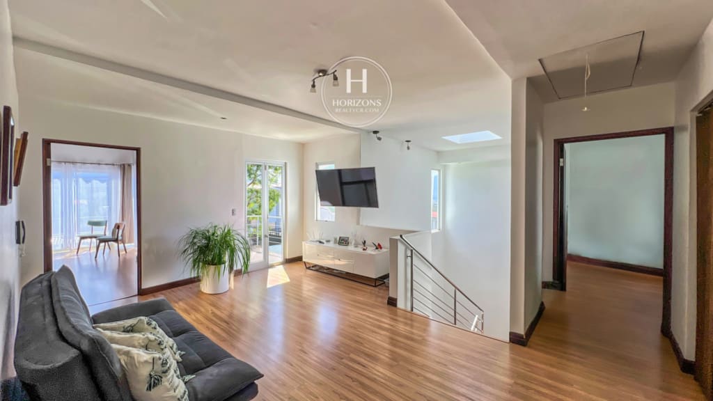 Se Alquila Casa Moderna en Curridabat 4 Habitaciones 4 Parqueos Amplio Jardín nja1043
